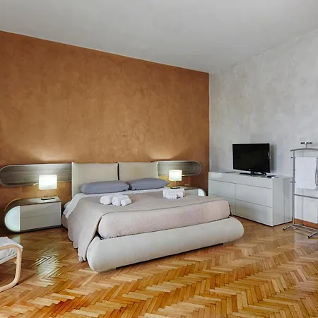 Penthouse Station Luxury & Casa de hóspedes 2*